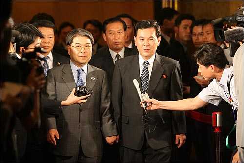 1일 오후 서울 그랜드힐튼호텔에서 열린 제21차 남북장관급회담 종결회의에서 공동 보도문을 발표한 이재정 통일부 장관(왼쪽)과 권호웅 내각책임참사가 회담장을 나오고 있다. 